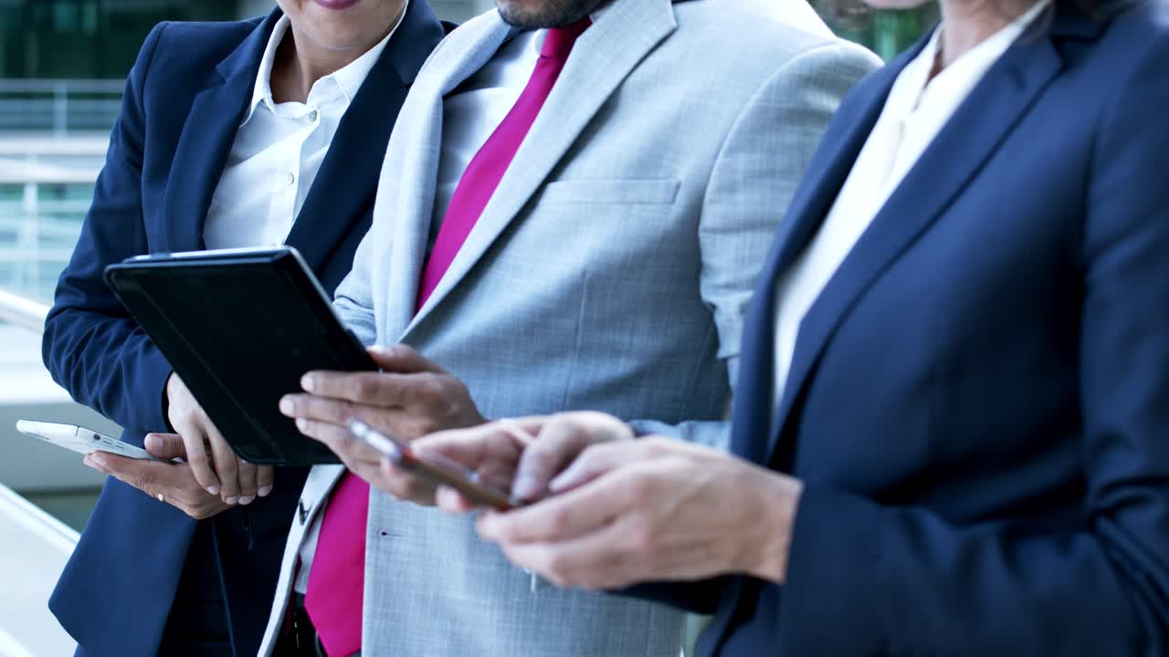 디지털 기기를 가진 사업가들의 절단된 사진