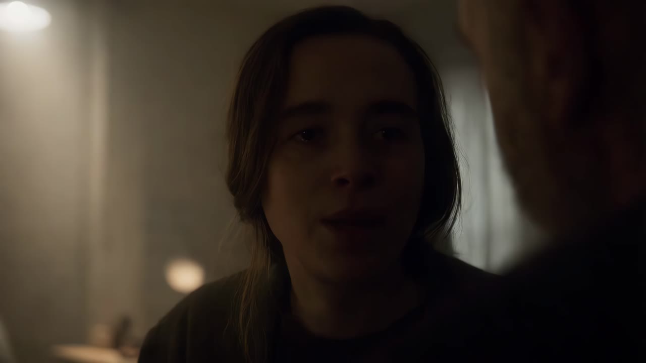 крупный план молодой женщины в разговоре