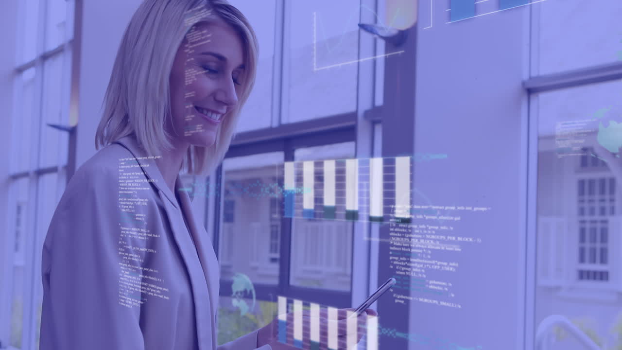 procesamiento de datos estadísticos contra una mujer de negocios caucásica que usa un teléfono inteligente en la oficina