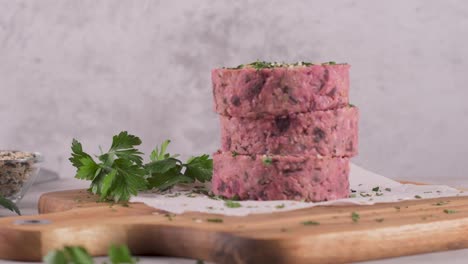 hamburguesa vegetal cruda con remolacha y frijoles blancos