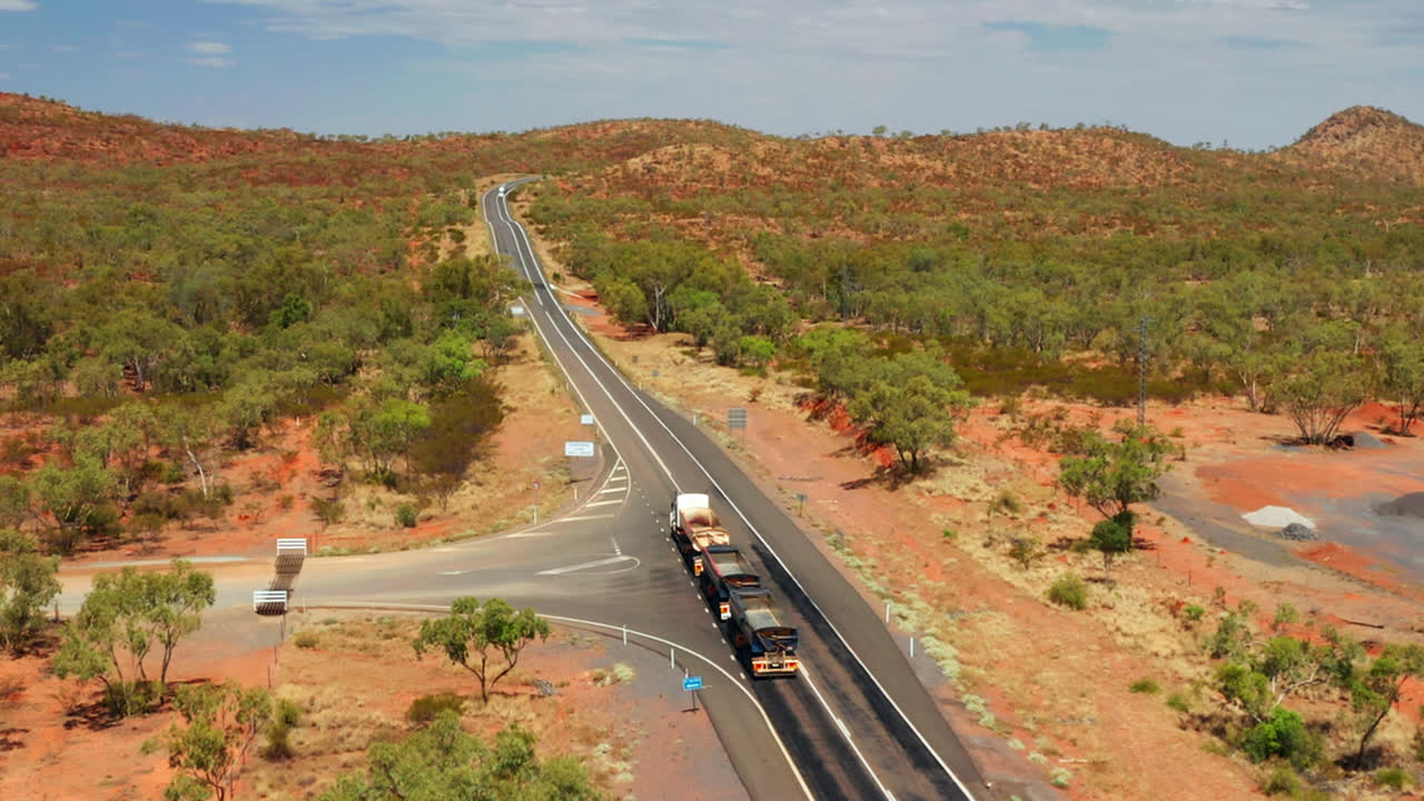 tren de carretera de tres remolques conduciendo por la autopista en el interior de queensland, australia