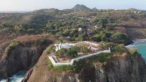 Vista-Por-Drones-Del-Forte-De-Nossa-Senhora-Dos-Remedies-En-El-Archipiélago-De-Fernando-De-Noronha,-Brasil