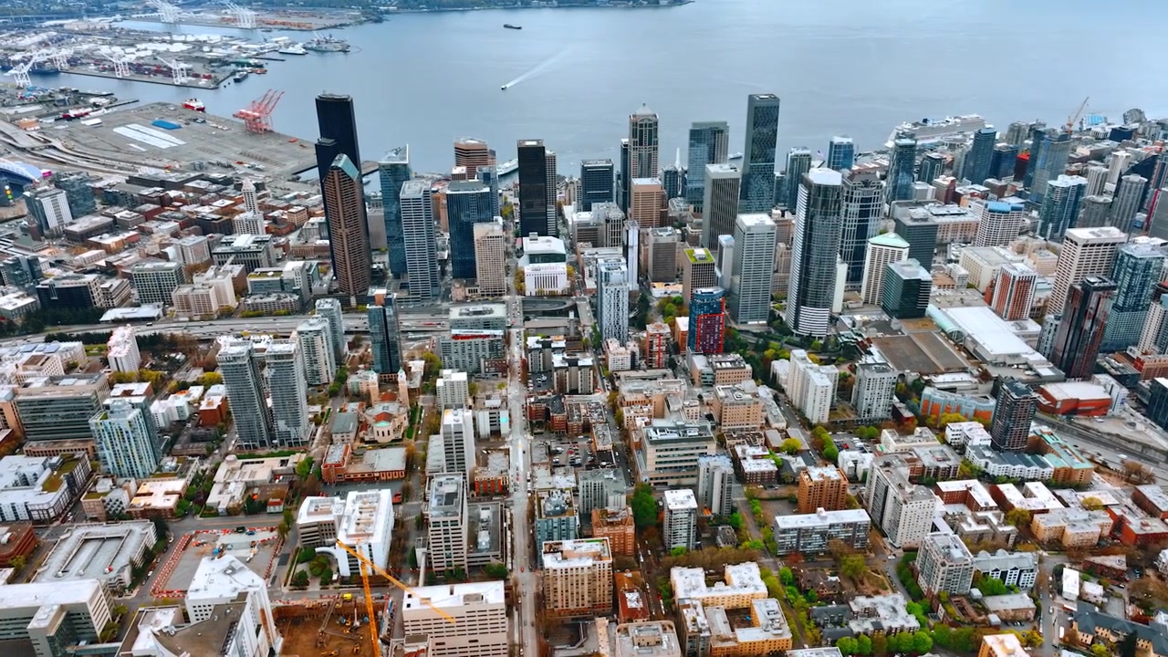 Paisagem urbana densamente construída da metrópole na orla do Lago Washington. Imagens de drone bem acima da paisagem de Seattle, Estado de Washington, EUA, durante o dia.