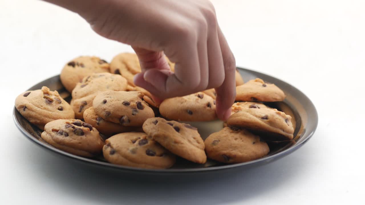 초콜릿  쿠키 를 잡으려는 손