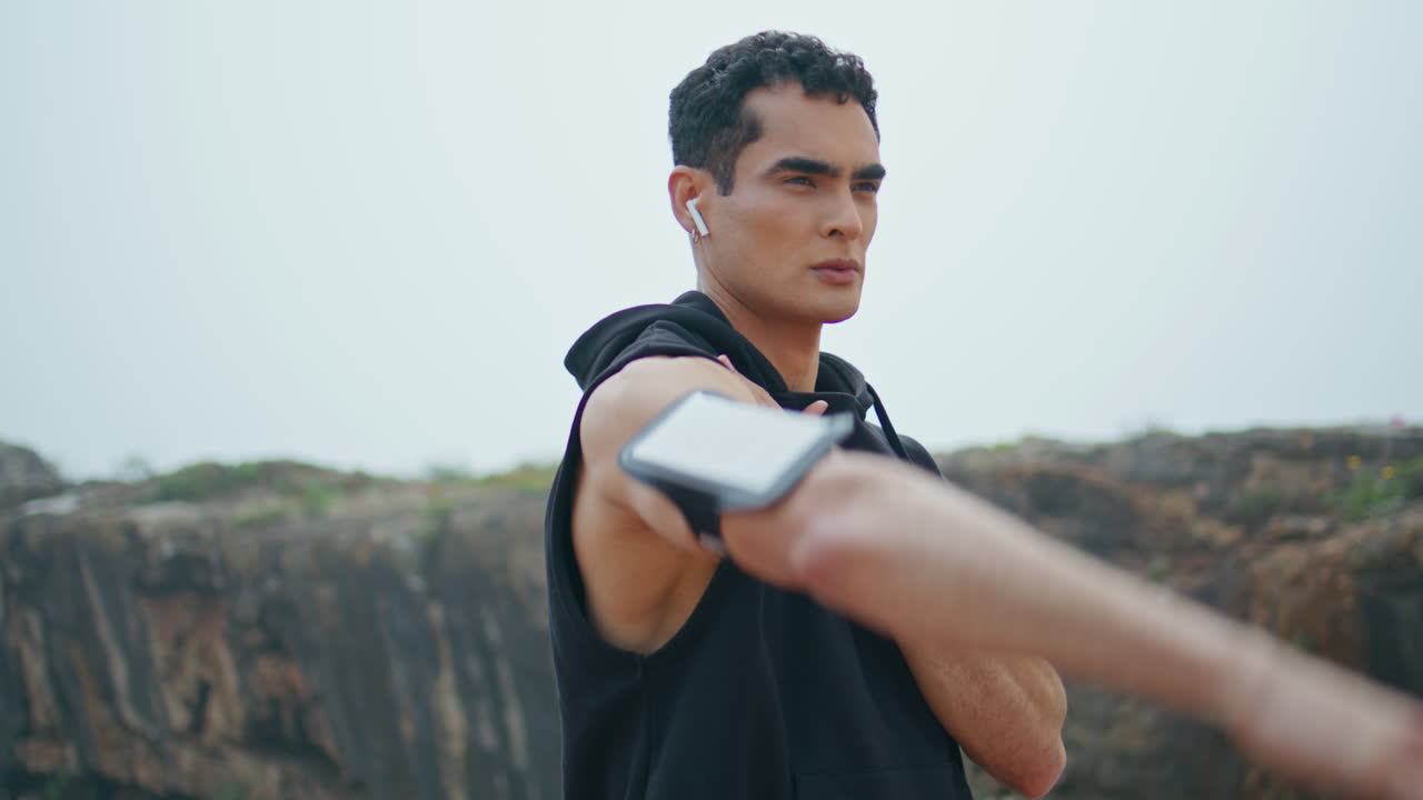 hombre de fitness de primer plano entrenando en el parque natural. musculosa morena calentando el cuerpo