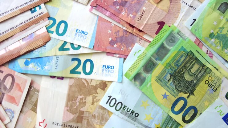 Nahaufnahme von mehreren Euroscheinen, die auf einer Oberfläche verstreut liegen