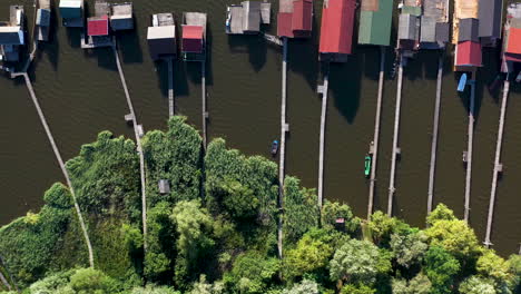 Downward-angle-drone-shot-of-the-docks-and-float-houses-of-Lake-Bokodi-in-Oroszlány,-Hungary