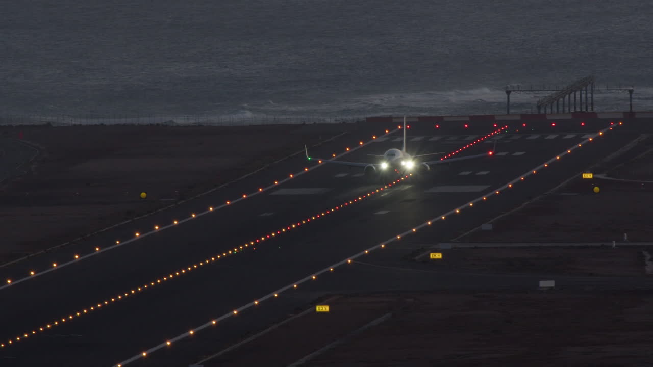 despegue nocturno de un avión