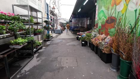 un mercado bullicioso con flores y tiendas