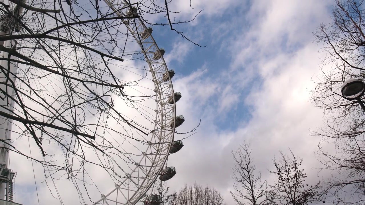 Il London Eye è una gigantesca ruota panoramica alta 135 metri (443 piedi) situata sulle rive del fiume Tamigi, a Londra, Regno Unito. È la ruota panoramica più alta d'Europa