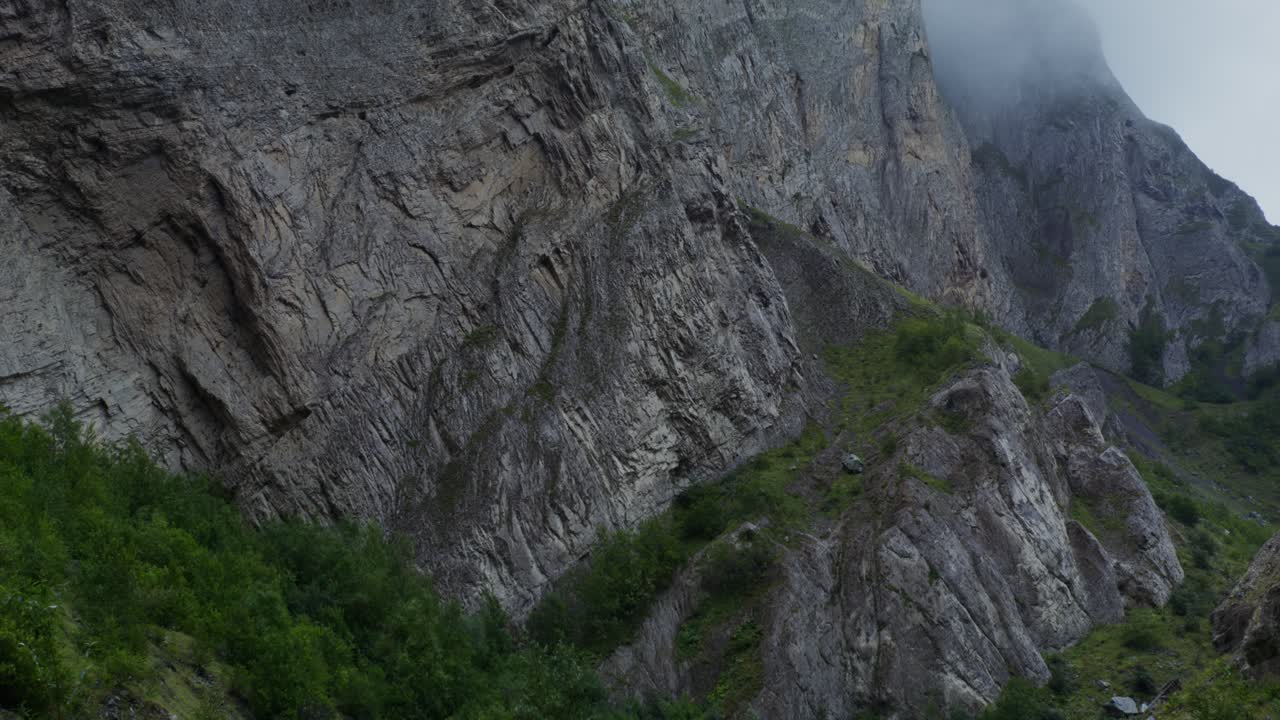 acantilados de montaña brumosos