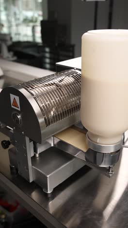 máquina de follaje de masa y máquina de rellenado en acción