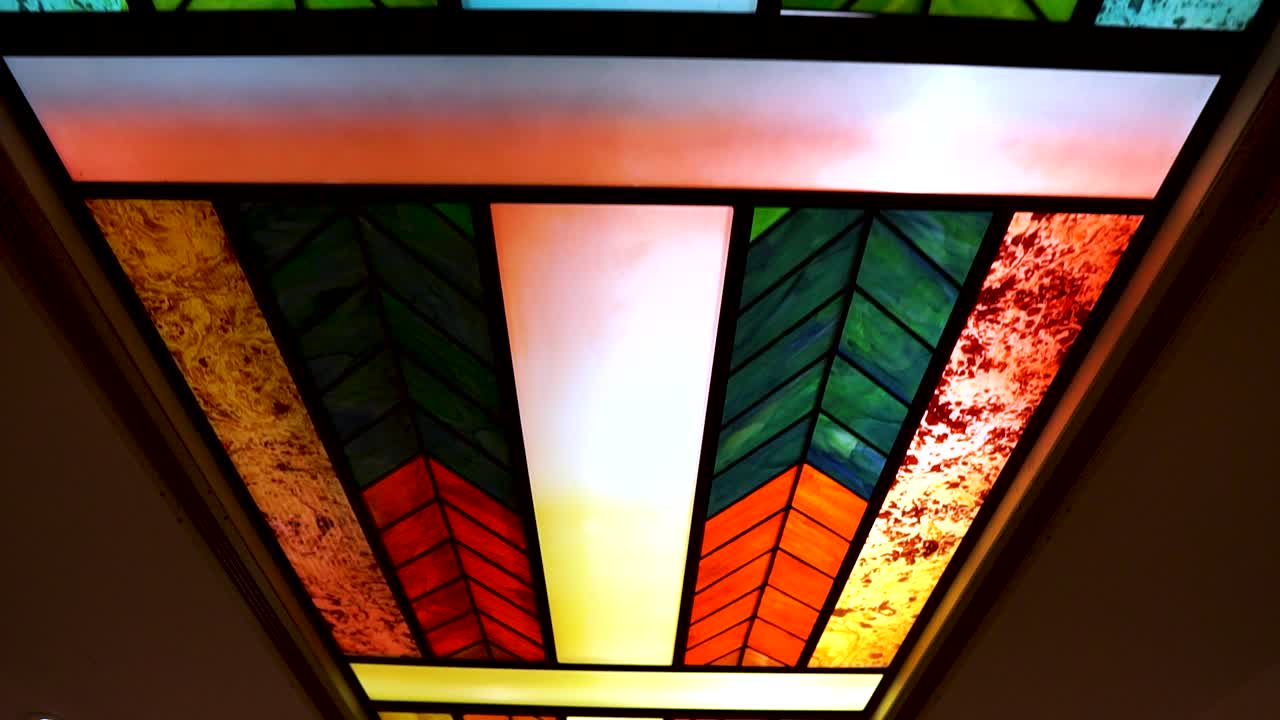 건물 내부 천장에 있는 다양한 색상의 교회 창문 창작 작업 독특한 풍경 움직이는 동작