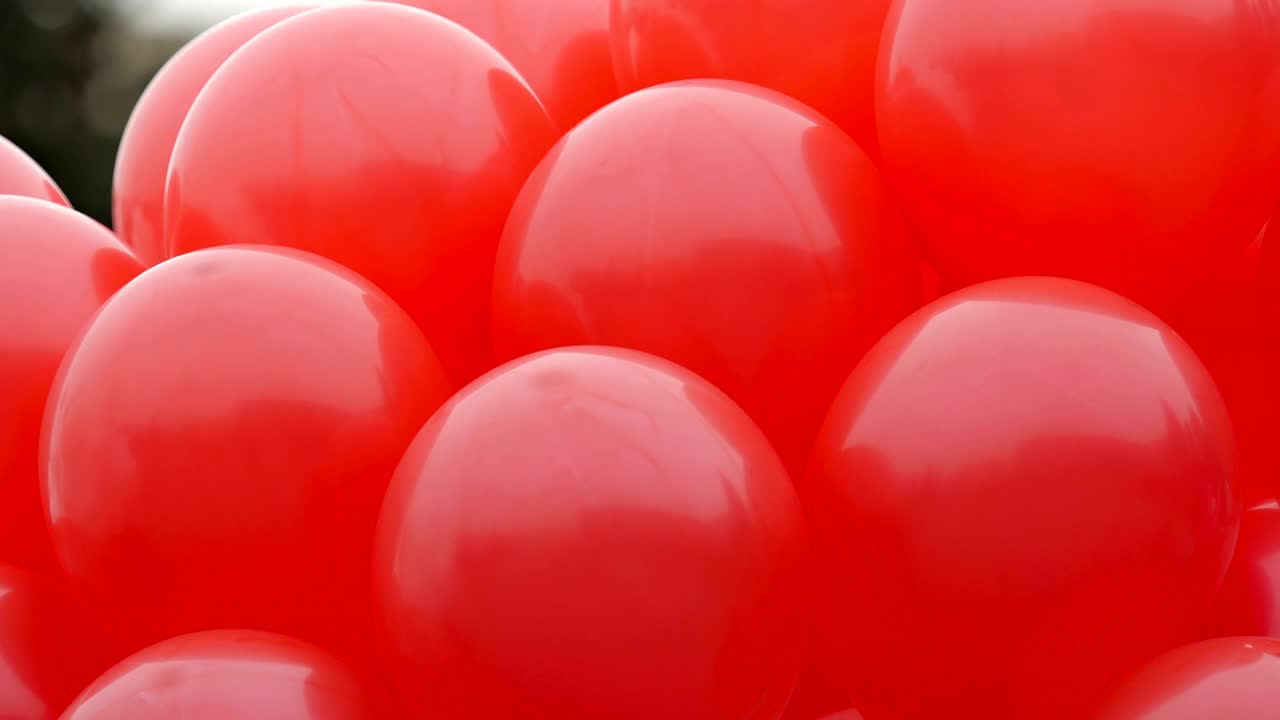 los globos de helio festivos.