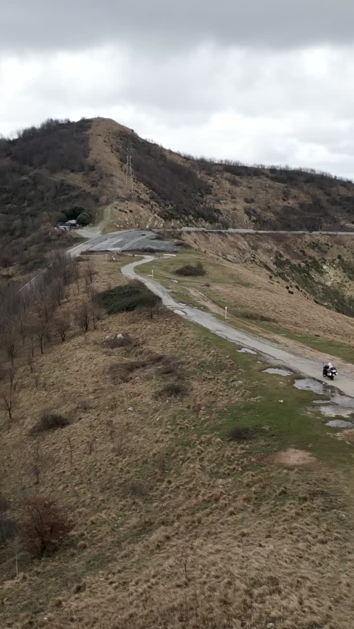 구불구불한 산길을 달리는 오토바이