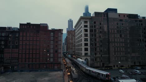 Drohne-Langer-U-Bahn-Zug,-Der-An-Bewölkten-Tagen-Durch-Die-Innenstadt-Von-Chicago-Fährt