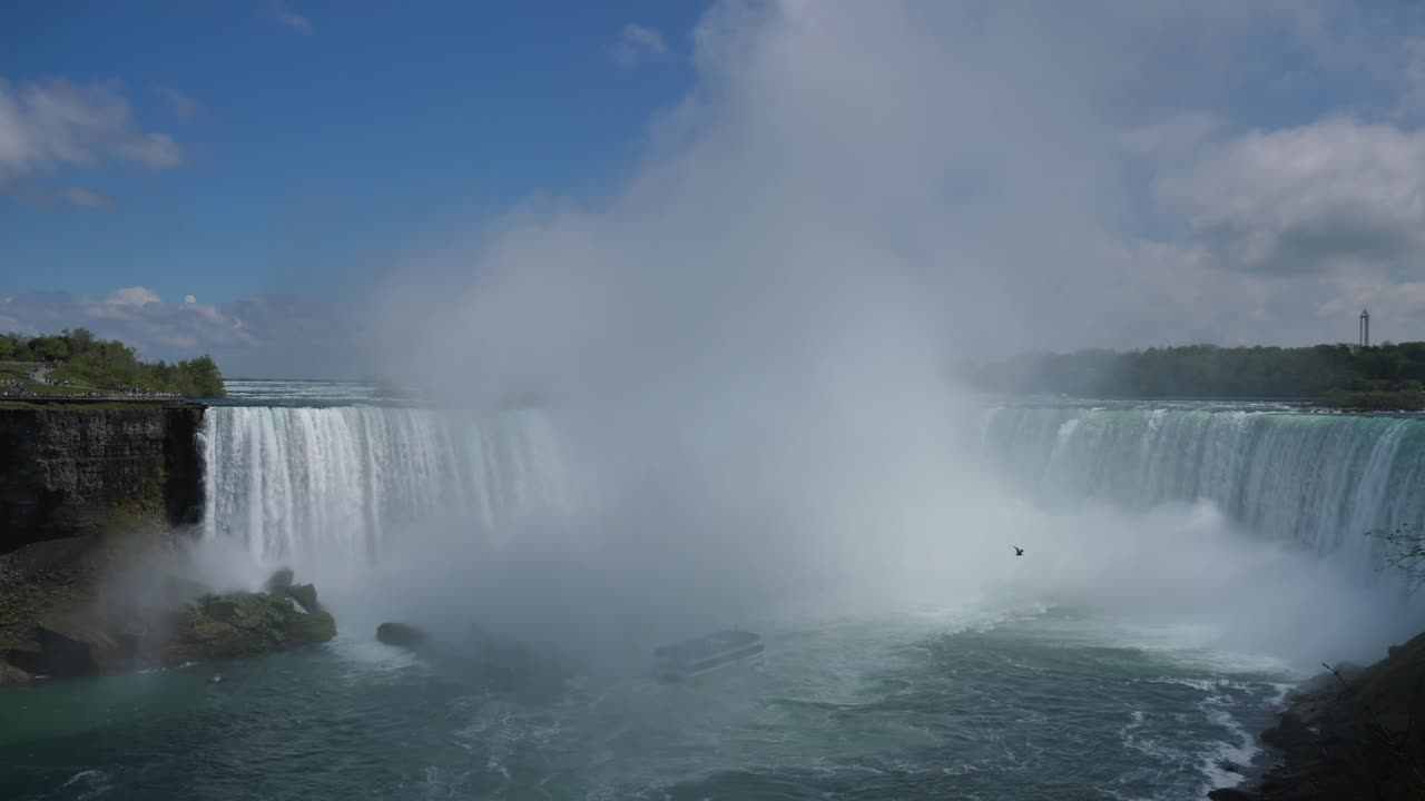세계 경이로움: 말발 폭포 위의 안개 구름, 니아가라 폭포, 캐나다, 물 속의 배