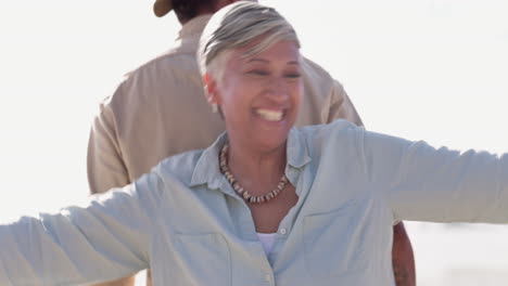 feliz, bailar y sonreír con una vieja pareja en la playa