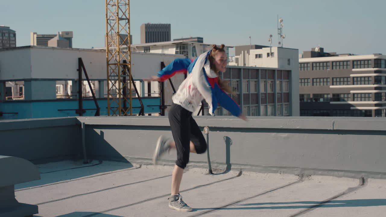 mujer divertida bailando en la azotea celebrando disfrutando baile tonto divirtiéndose loca bailarina chica en la ciudad