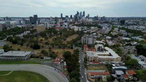 The-residential-suburb-of-Perth-on-the-shore-of-Perth-Water-on-the-Swan-River,-Western-Australia