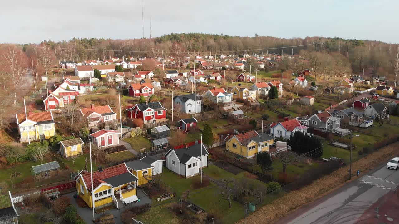 imágenes aéreas de algunas hermosas y pintorescas casas de campo en delsjon, gotemburgo, suecia-3