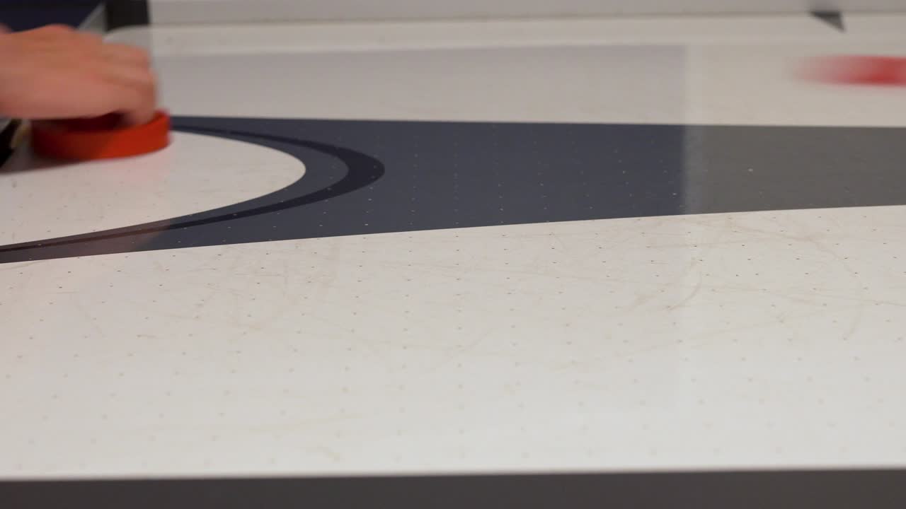 una persona jugando al hockey aéreo