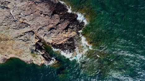 Große-Felsen-An-Den-Ufern-Der-Nordküste,-Wo-Die-Wellen-Brechen