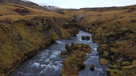 Drohnenaufnahmen-In-Der-Schlucht-Des-Skoga-Flusses-Und-Den-Wasserfällen-In-Südisland-Im-Herbst