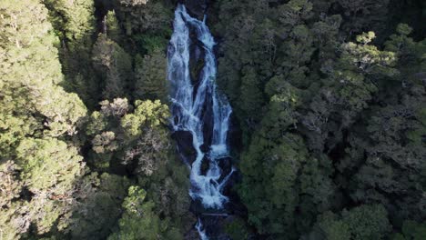 Antena-De-Cataratas-Cola-De-Milano-Rodeada-De-Selva-Tropical-Cada-Vez-Más-Cerca,-Costa-Oeste,-Isla-Sur-En-Nueva-Zelanda