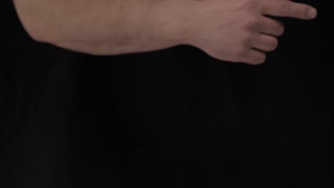 manos masculinas sobre un fondo negro