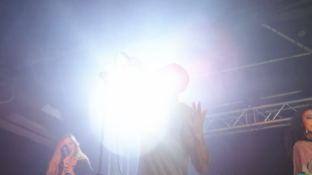 Cantantes actuando en el escenario en un concierto 4k.