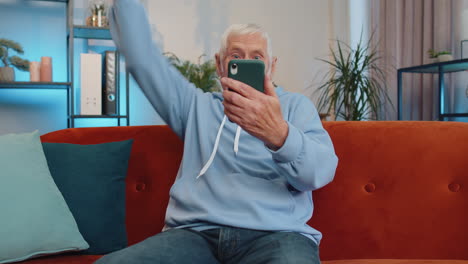 Senior-grandfather-at-home-use-smartphone-typing-browsing,-wow-yes-found-out-great-big-win-celebrate