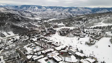 Toma-Panorámica-De-La-Zona-De-La-Estación-De-Esquí-En-Aspen,-Colorado