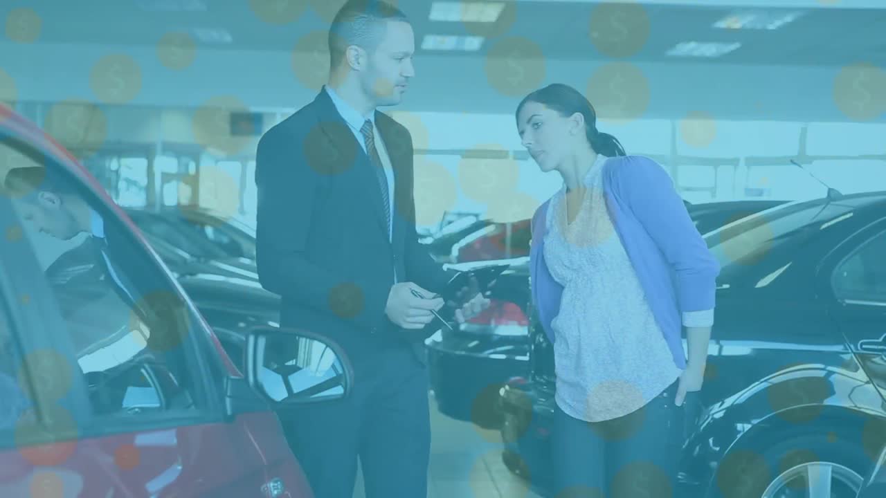 animación de monedas de dólar sobre mujer caucásica con hombre de negocios en el salón de automóviles.