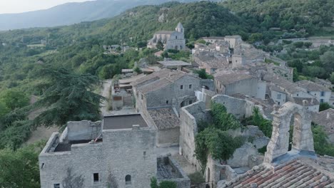 Luftdrohne-Luberon-Provence-Saignon-Frankreich-Mittelalterliche-Stadt-Bei-Sonnenaufgang