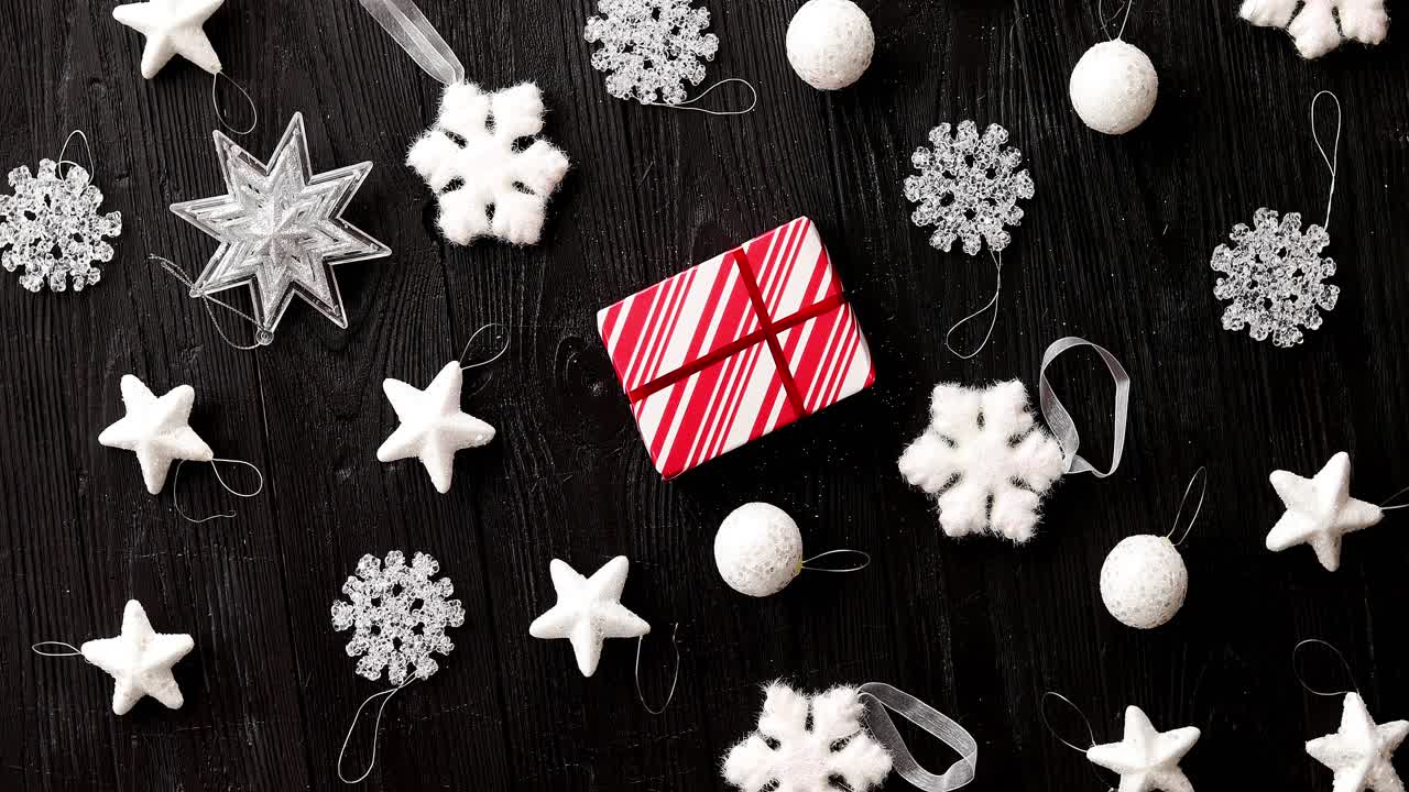 adornos navideños puestos en orden