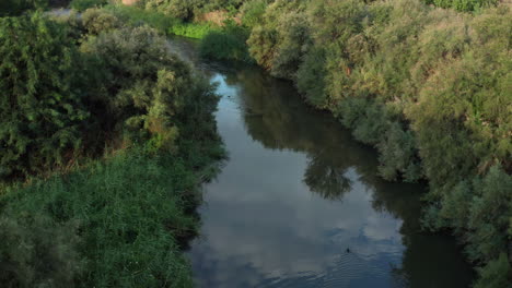 Zen-Landschaft-Eines-Wunderschönen-Ruhigen-Flusses-Mit-Himmelsreflexion-In-Madrid,-Spanien---Luftdrohne