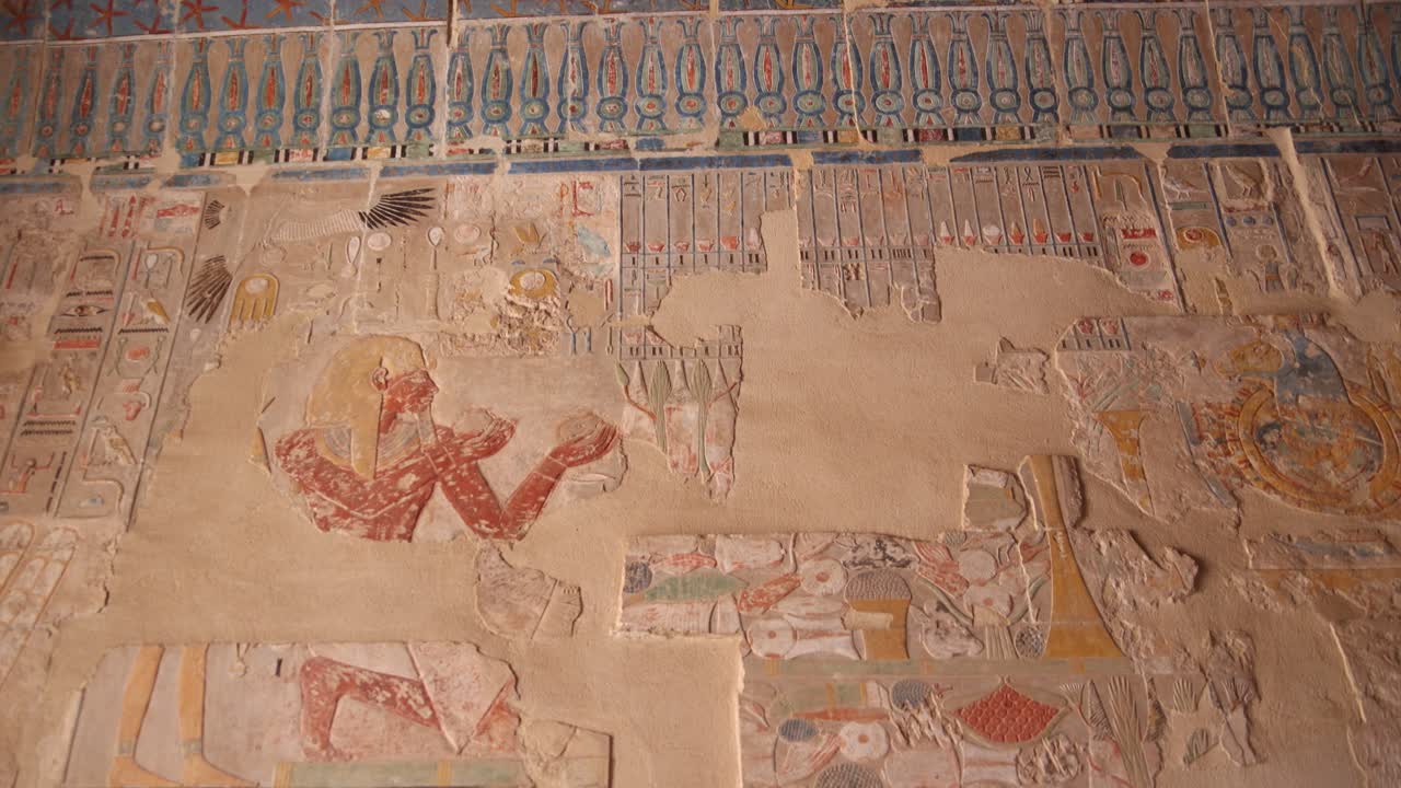 jeroglíficos coloridos bordean la pared de antiguos templos y tumbas en el valle de los reyes y el templo de hatshepsut