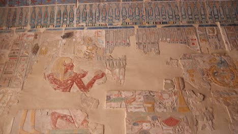 Coloridos-Jeroglíficos-Se-Alinean-En-La-Pared-De-Antiguos-Templos-Y-Tumbas-En-El-Valle-De-Los-Reyes-Y-El-Templo-De-Hatshepsut