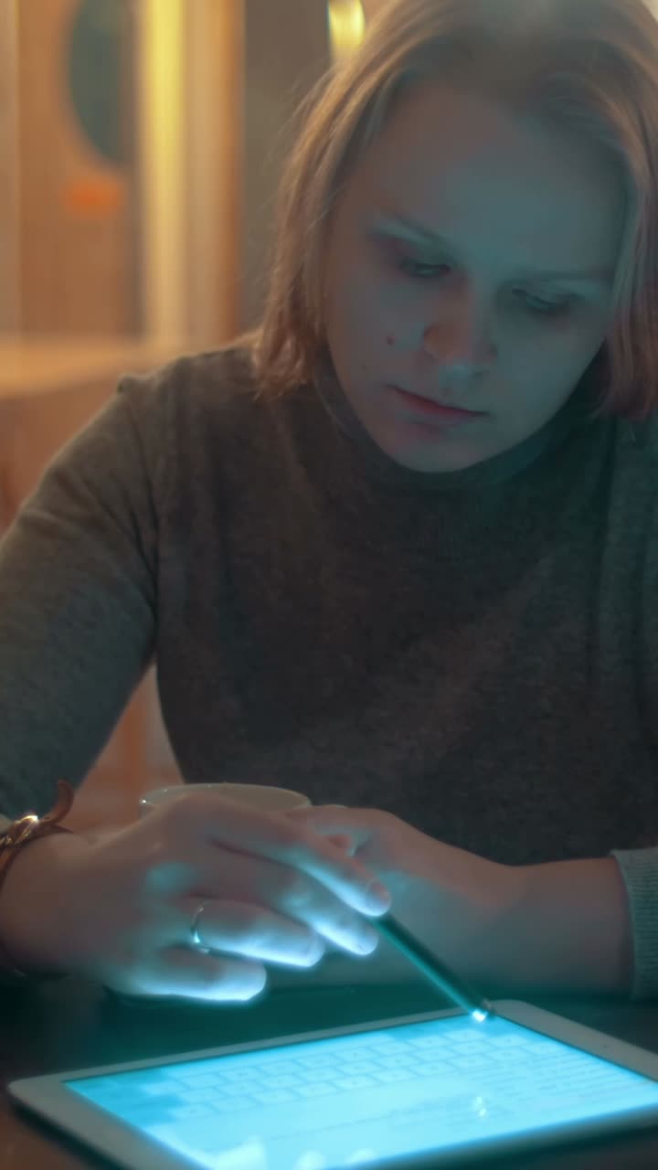 mujer usando una tableta