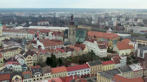 捷克共和國hradec kralove的鐘塔和被建築包圍的哥特式大教堂的空中景色