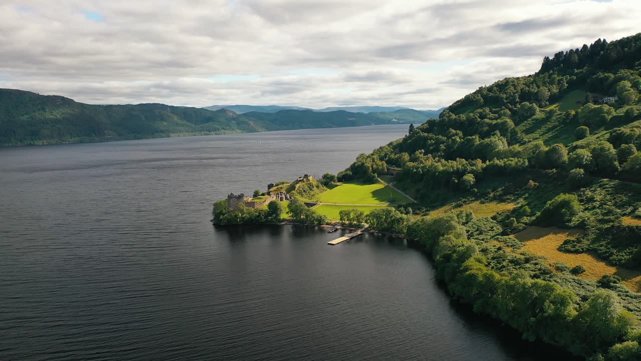 에어리얼 미스틱 오브 우크하트 캐슬 (aerial mystique of urquhart castle) 은 스코틀랜드의 고지대인 인베레스 (inverness) 에서 볼 수 있는 스코틀랜드의 풍경이다.