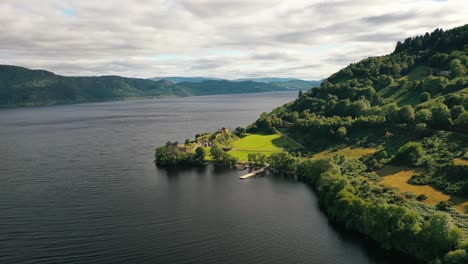 Luftmystik-Von-Urquhart-Castle,-Das-über-Loch-Ness-Thront,-Blick-Auf-Schottland,-Schottisches-Hochland,-Inverness,-Schottland