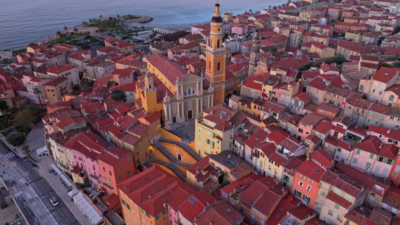 Il cielo mattutino illumina Mentone, gioiello della Costa Azzurra, Francia