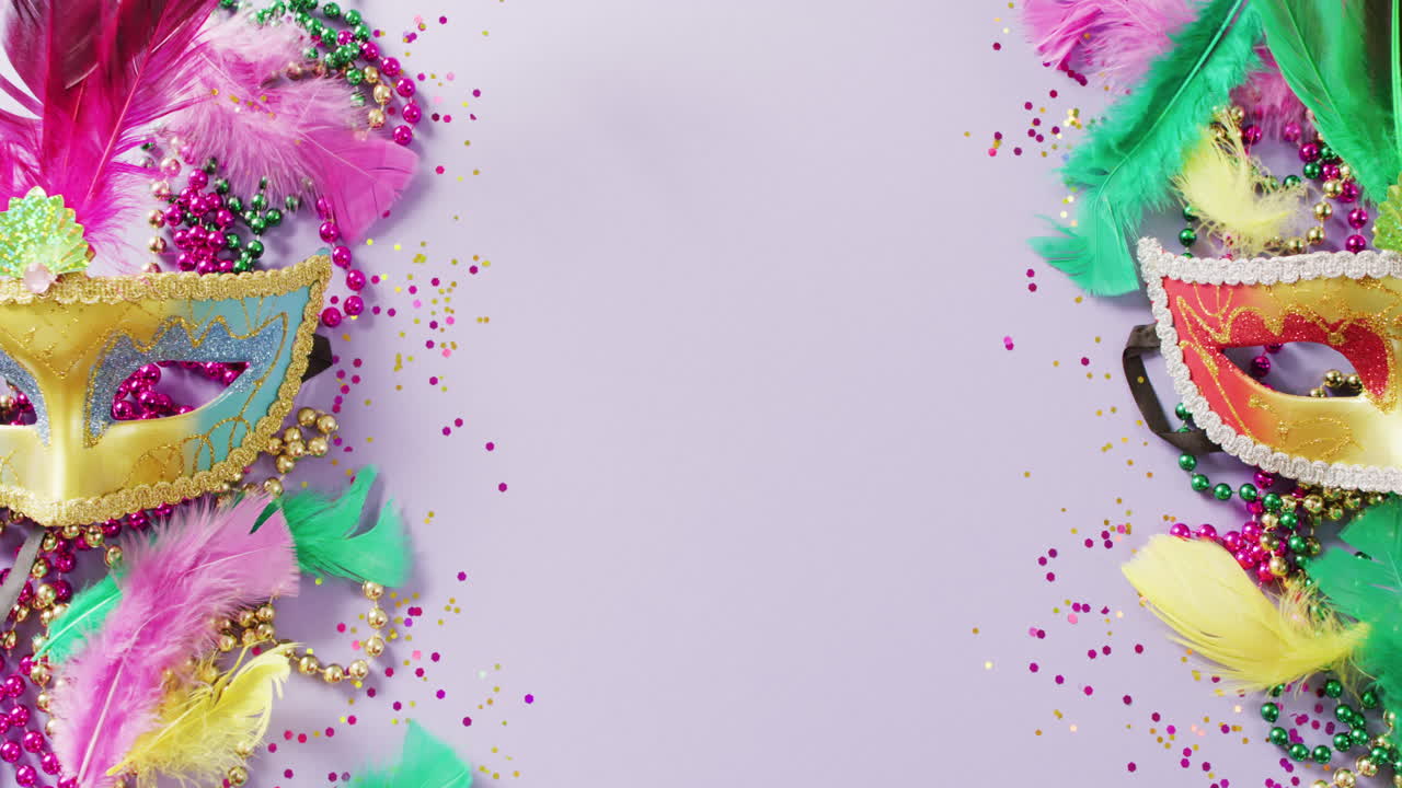 video de máscaras de mascarada de carnaval, plumas, confeti y cuentas de mardi gras, con espacio de copia central