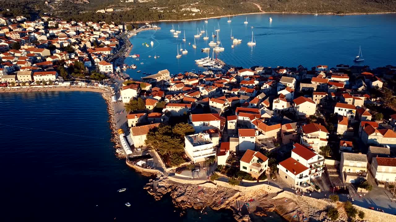 크로아티아의 아드리아 해변 도시인 프리모스텐의 마리나와 리조트의 공중 파노라마.