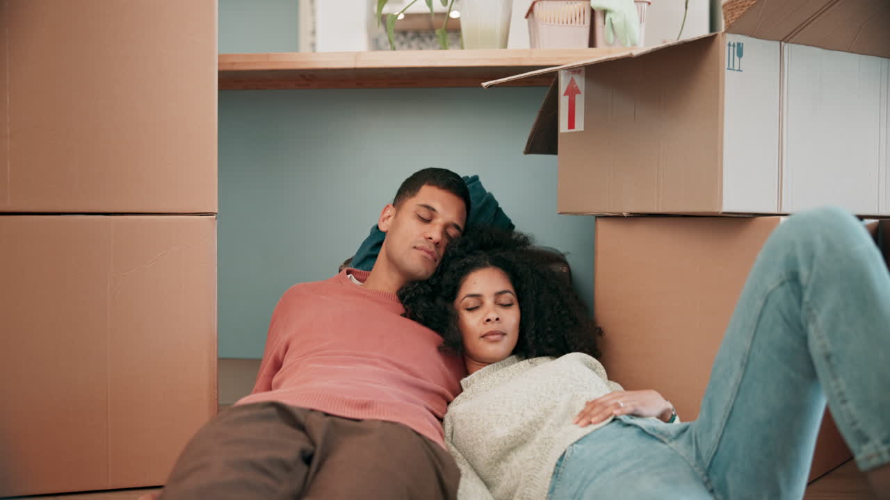sueño, pareja cansada y mudándose a una nueva casa