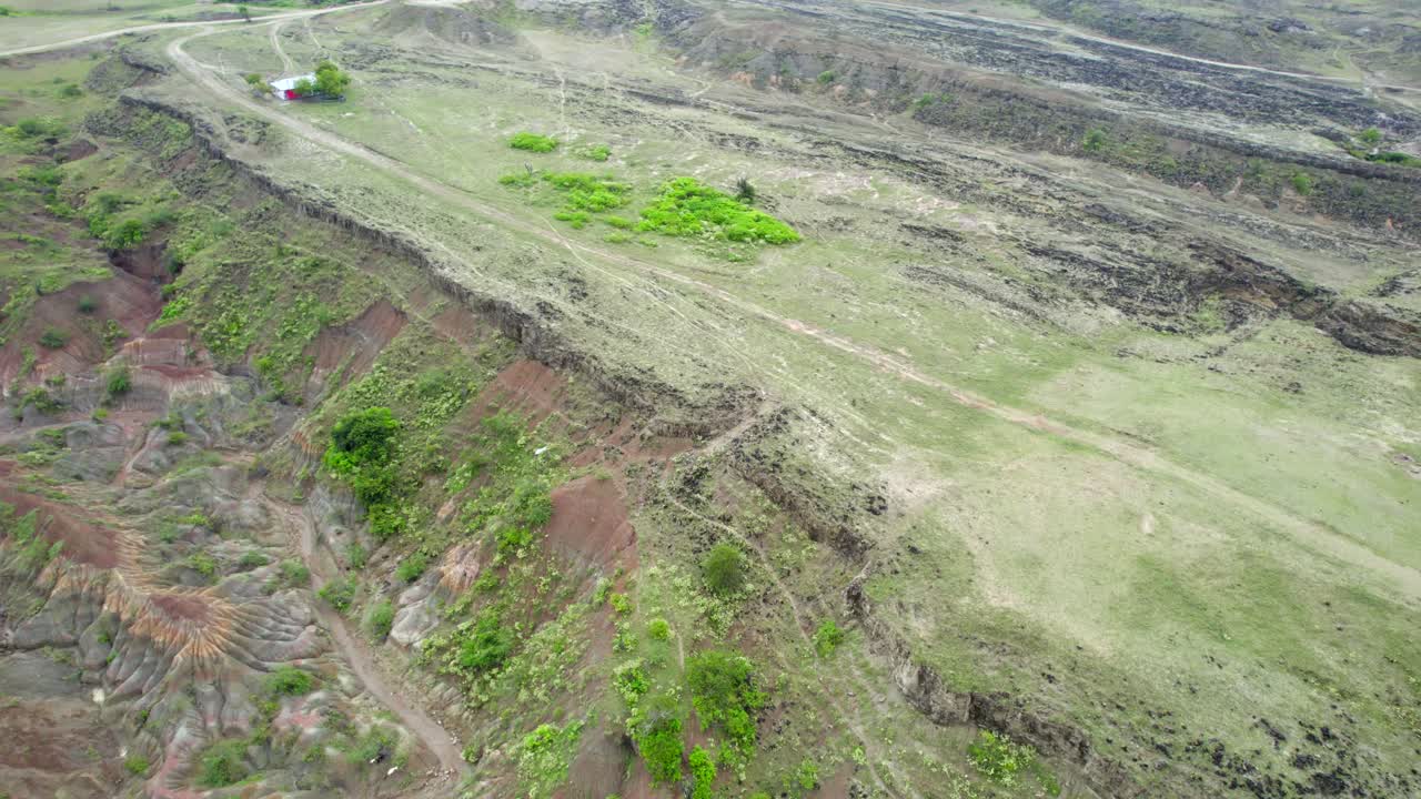 a medida que el dron asciende con gracia, un paisaje surrealista se despliega debajo, revelando el intrincado tapiz del desierto de arenas grises, cañones esculpidos y formaciones rocosas golpeadas por el tiempo