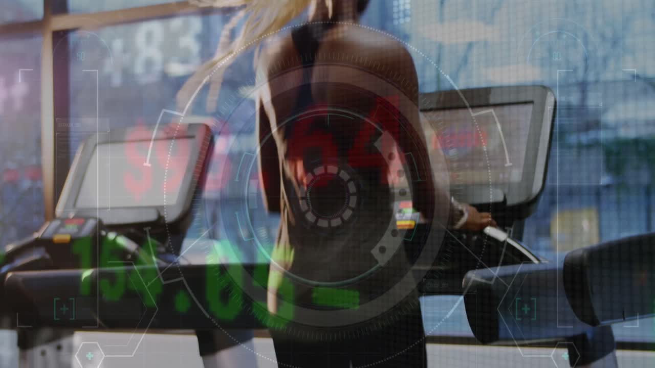 트레드밀에 있는 아프리카계 미국인 여성의 뒷면을 통해 그래프와 재정적 데이터의 애니메이션