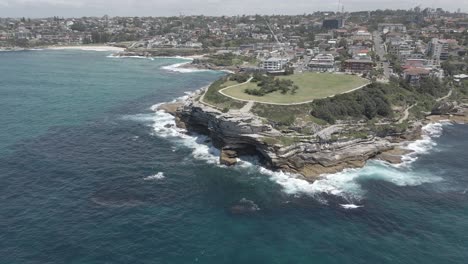 Vista-Aérea-Del-Parque-De-Marcas-En-Mackenzies-Point,-Tamarama,-Australia-Con-Olas-Rompientes